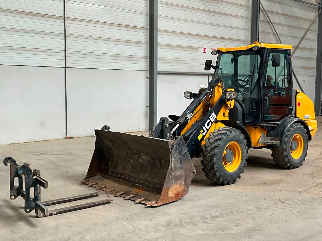 KLOUBOVÍ NAKLADAČ JCB 406 B