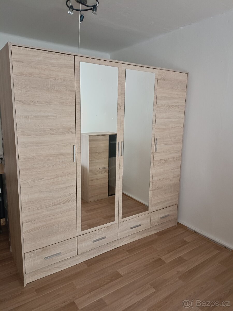 Skříň a válenda.