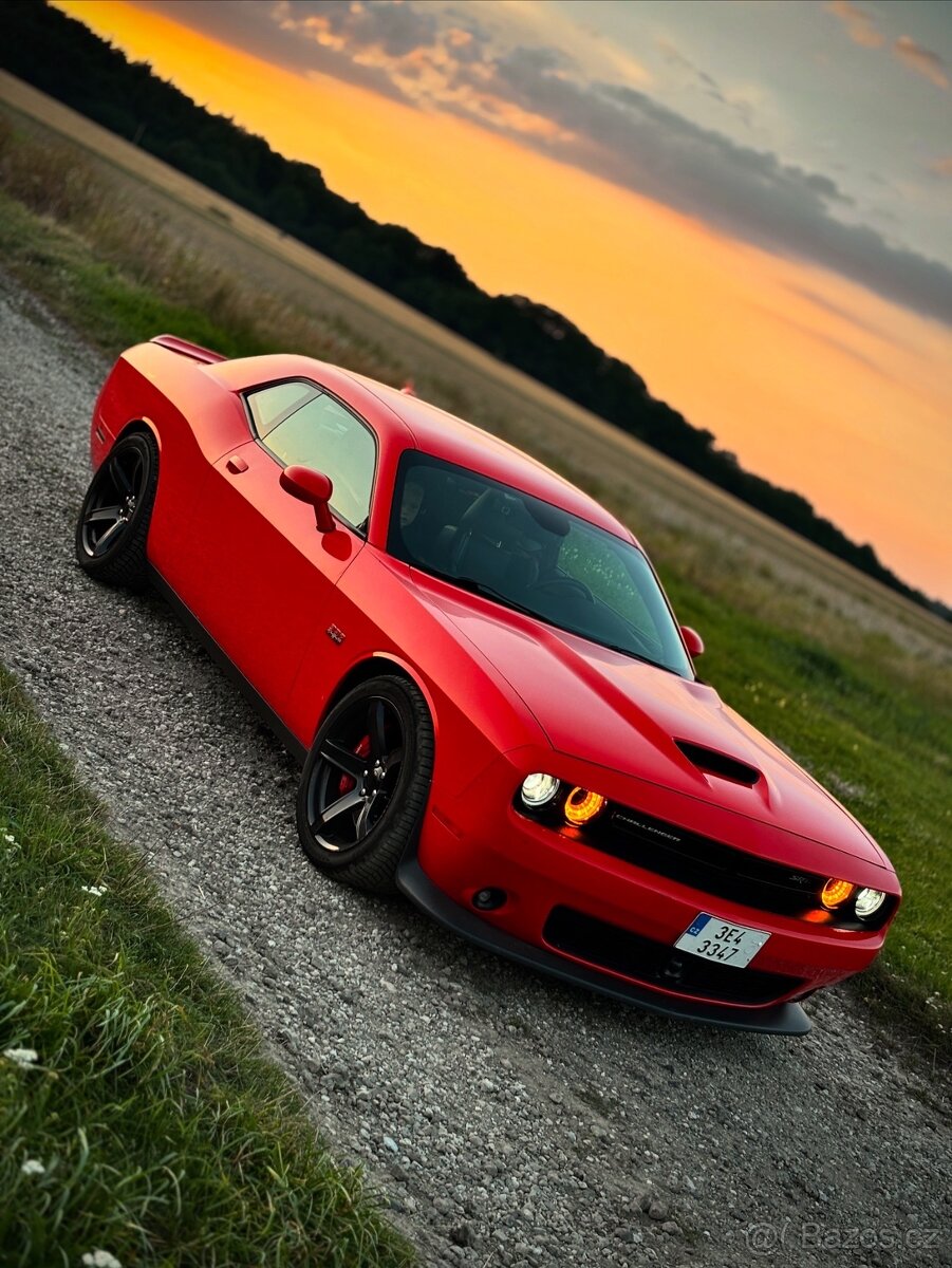 Krátkodobý pronájem Dodge Challenger 6.4 SRT - 500 koní