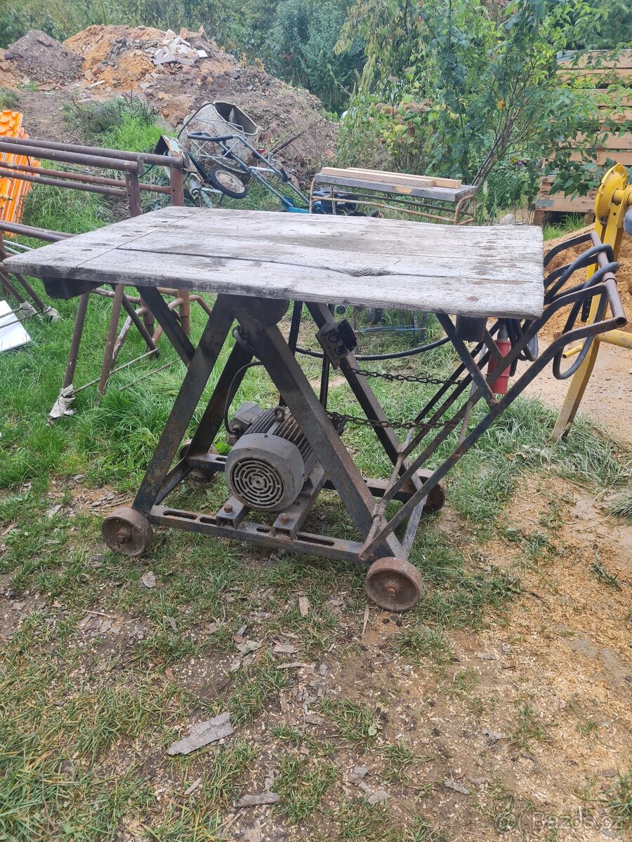 Okružní pila cirkulárka s kolébkou
