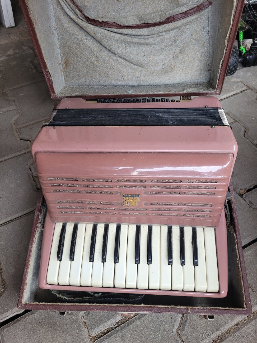 Tahací harmonika akordeon