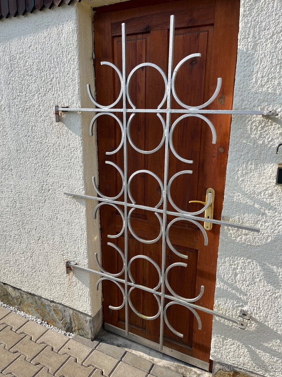 mříže do oken 4x,  dveří 2x a vrata  1x, MASIV