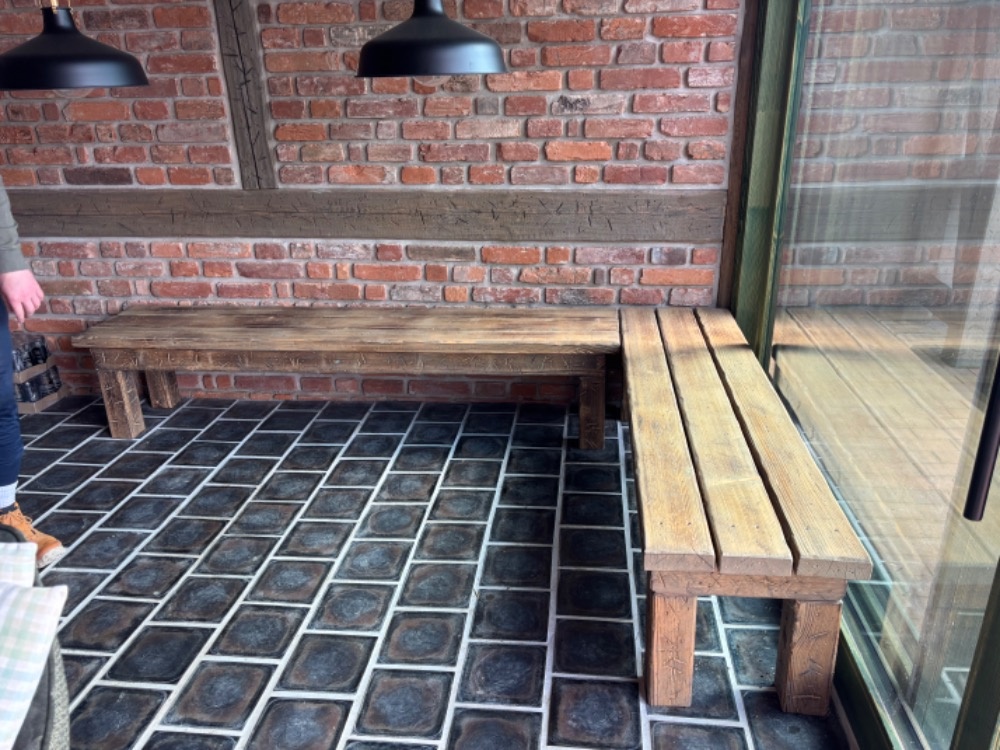 Masivní dřevěná lavice drásaná