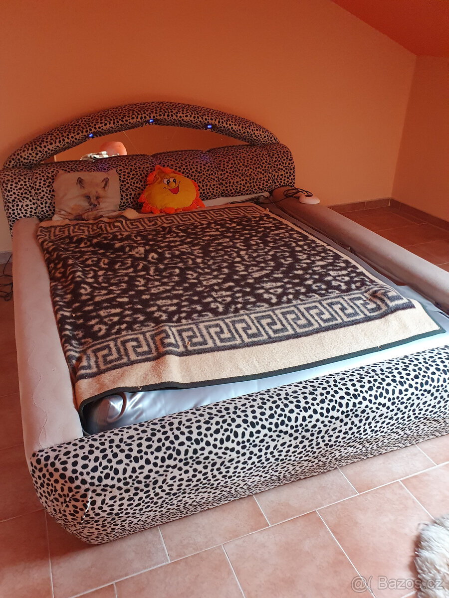 Vodní manželská postel