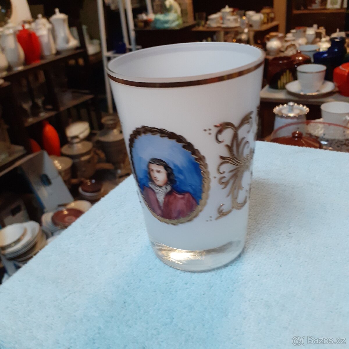 Starožitná sklenice z mléčného skla