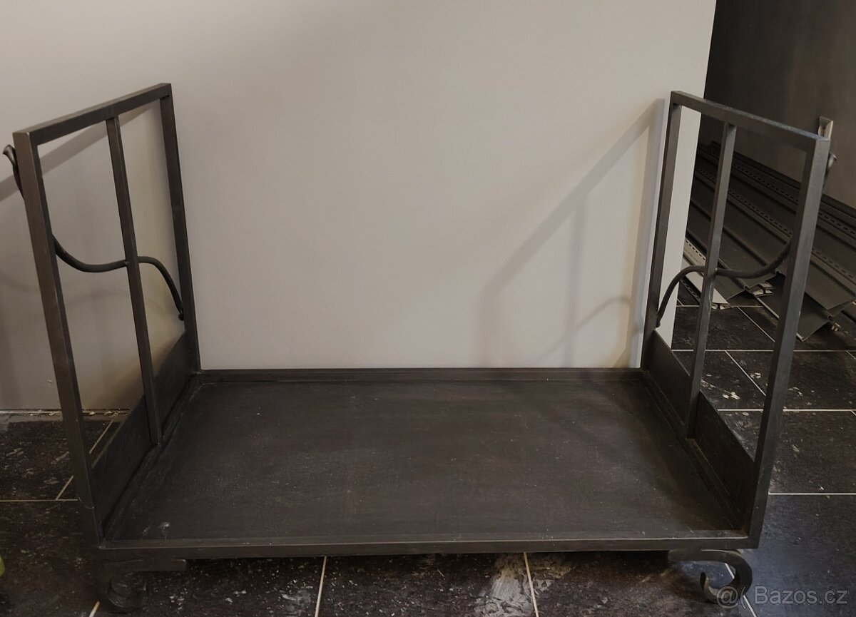 Kovaný stojan na dřevo.