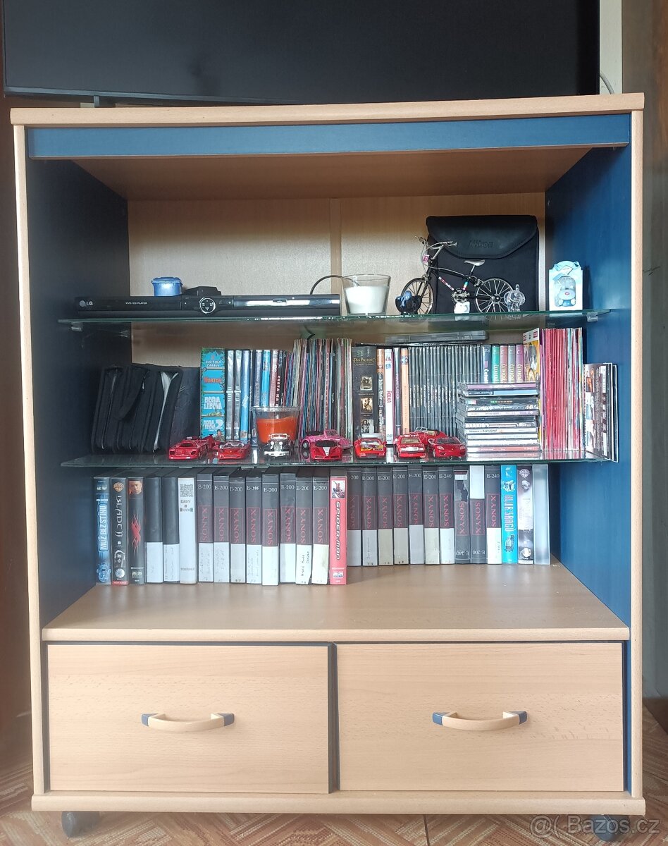 Modrá komoda - moderní desing, málo používaná