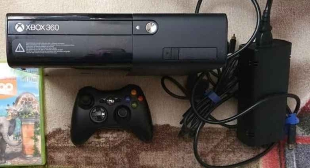 Xbox 360 + ovladač + kabeláž