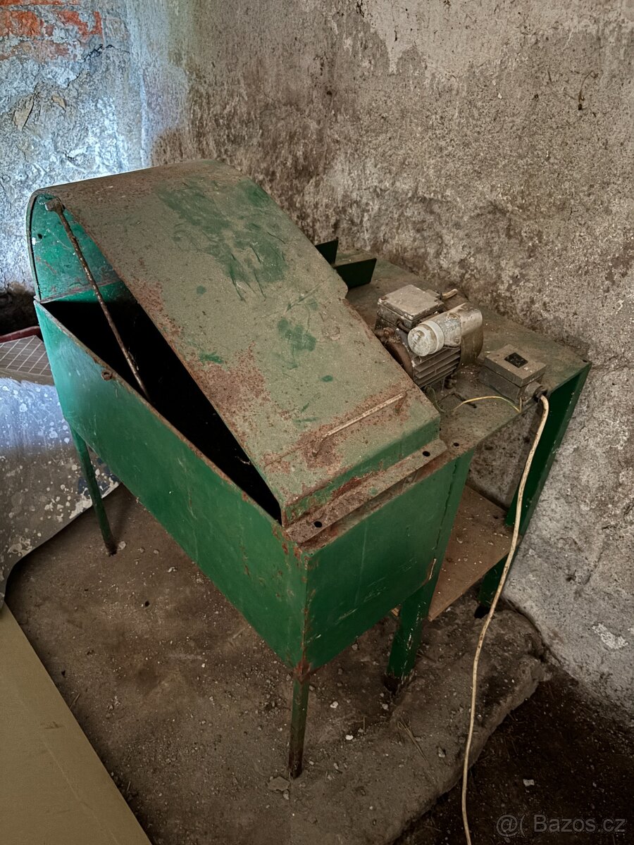 Elektrická řezačka na seno, trávu, kopřivy