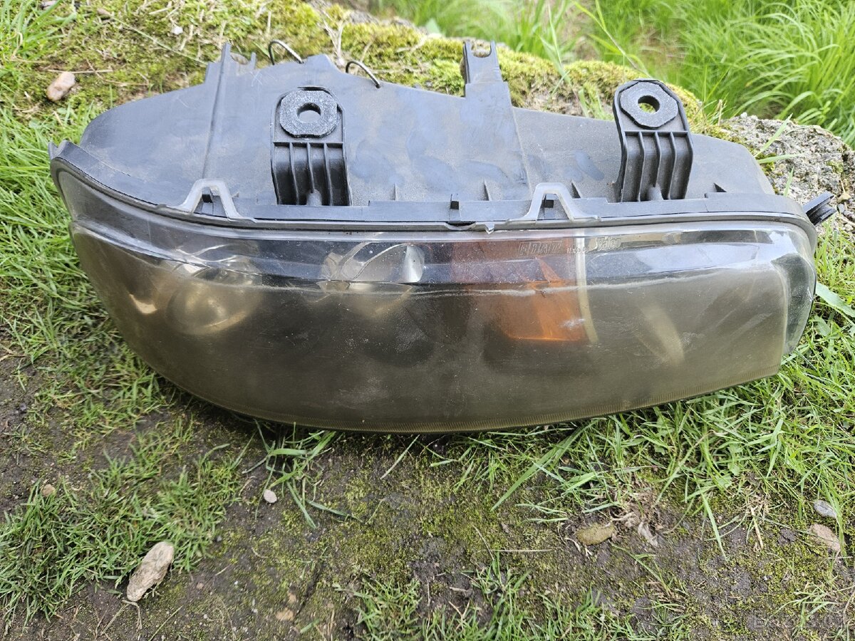 Fiat punto 2 pravé přední světlo.