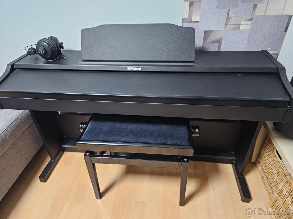 Piano Roland RP 102 bk + Roland RPB-220BK + Superlux HD669