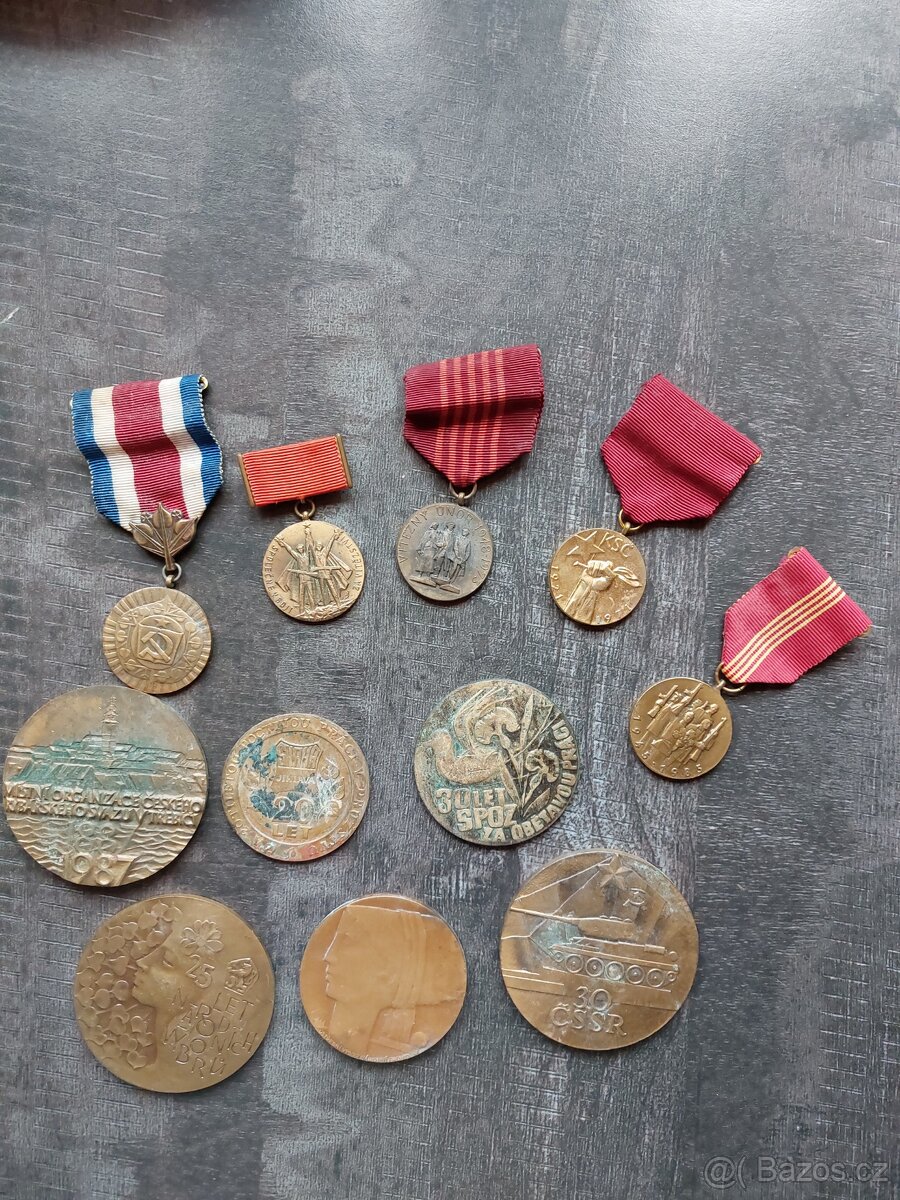 Vyznamenání a medaile.