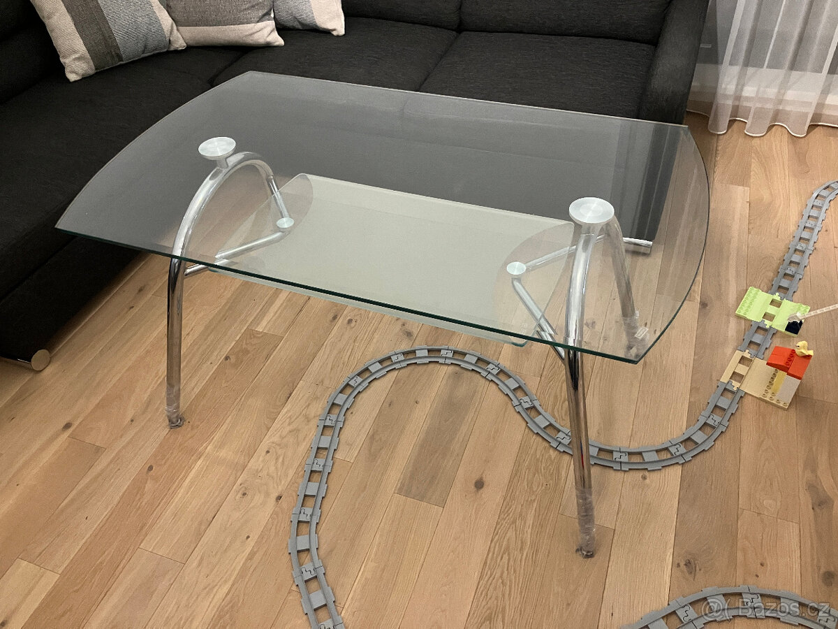 Skleněný stůl