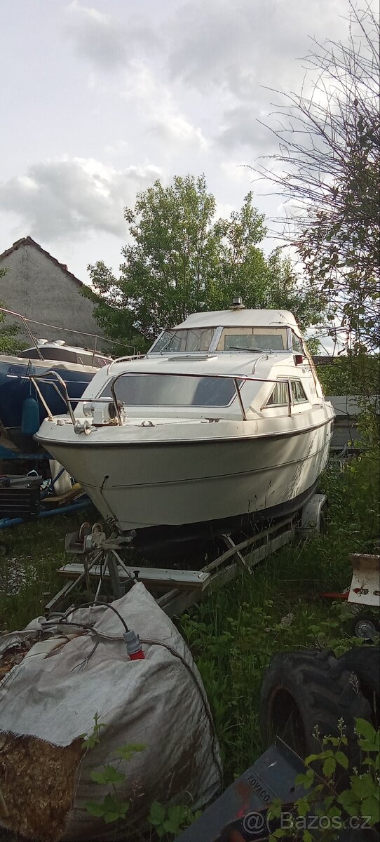 Motorová kajutová loď sealine conti jachta