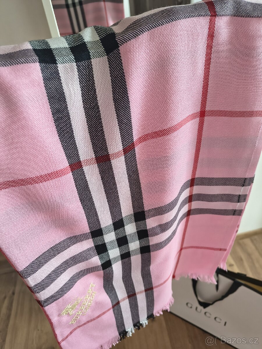 Velká šála Burberry , úplně nová