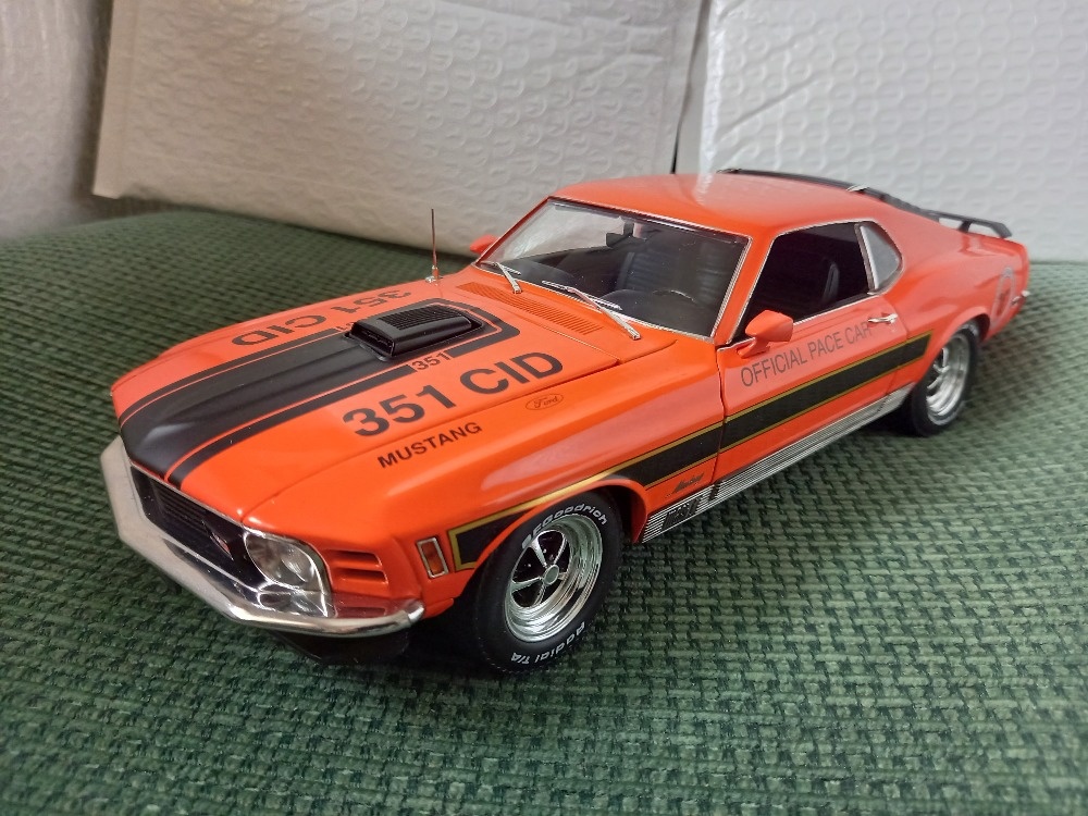 Prodám Ford Mustang Mach 1 - červený, 1:18 - Highway61 -nový