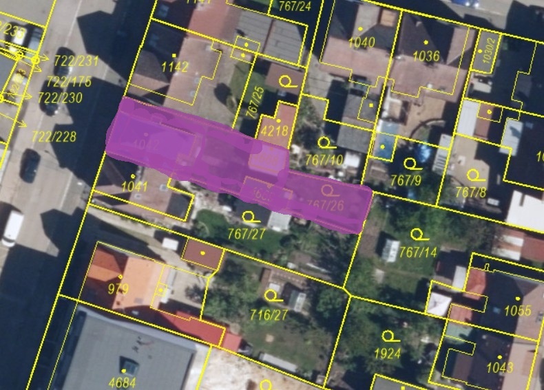 Dům včetně zahrady a dalších dvou parcel v centru města.