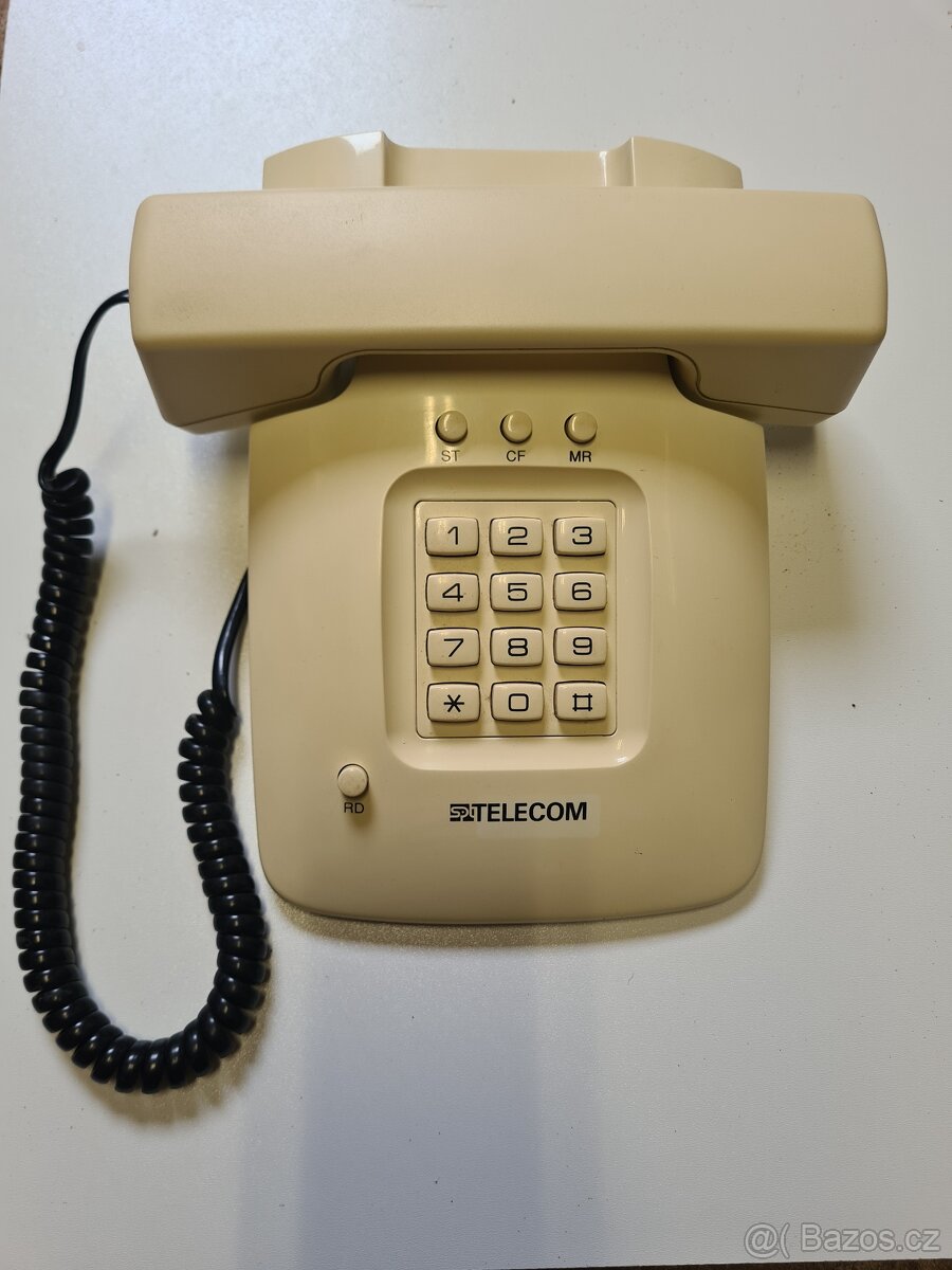 Retro tlačítkový telefon