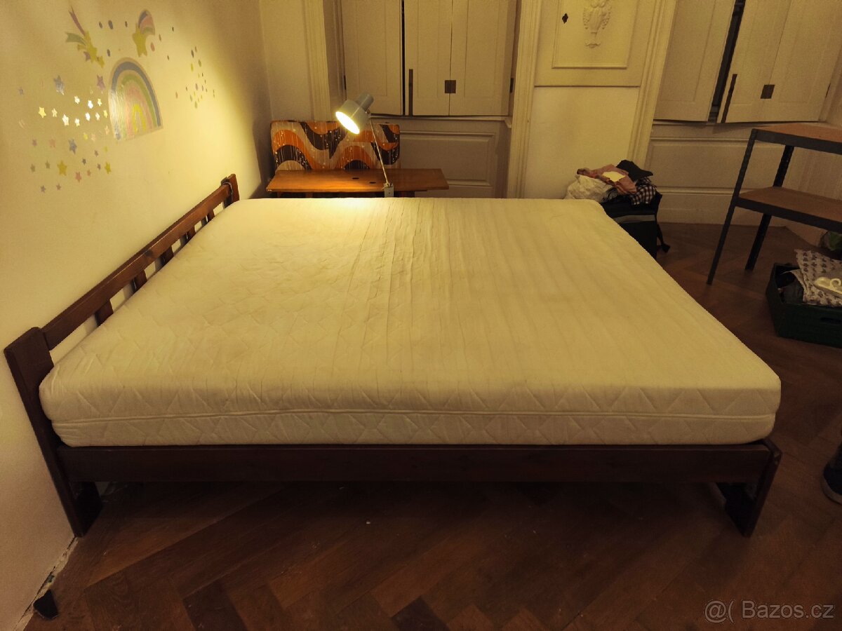 Postel s luxusní matrací