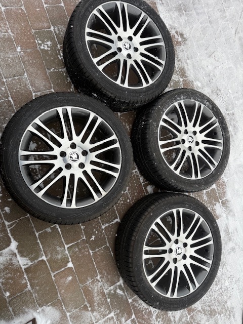 Zimní pneu 235/45R18 98V Nokian , 5/112