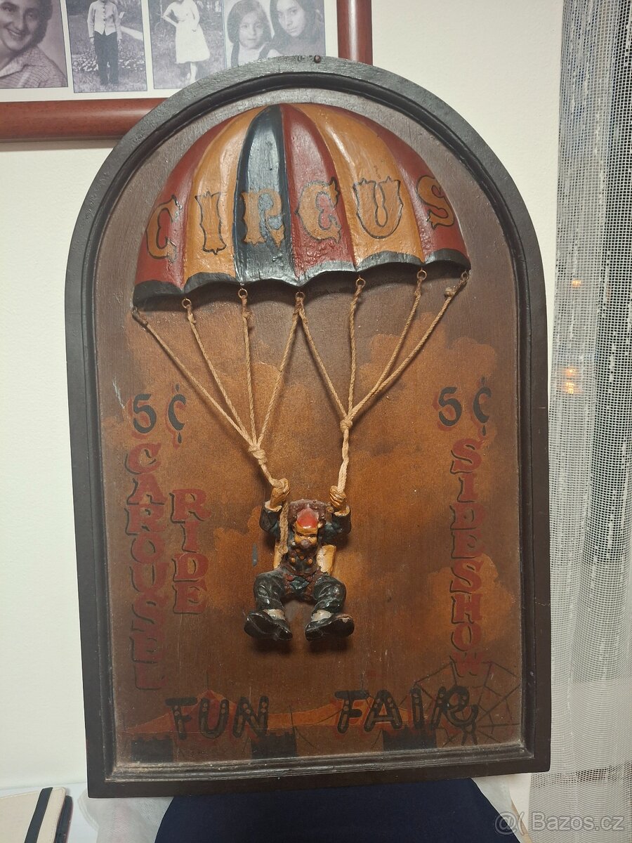 Dřevěný (obraz) klaun na padáku