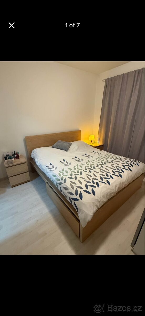 Krásná hnědá dřevěná postel s úložným prostorem – včetně mat