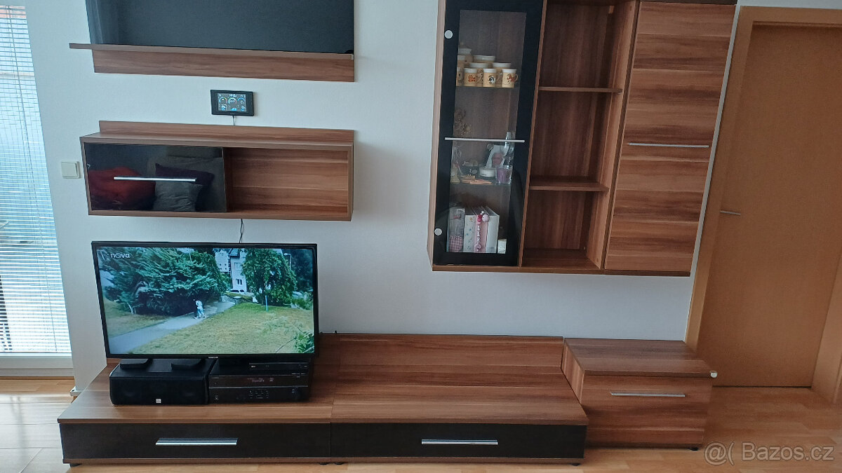 Obývací stěna + jídelní a konferenční stolek