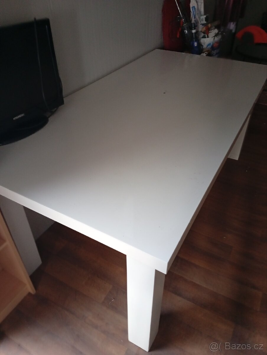 Velky bytelny stul