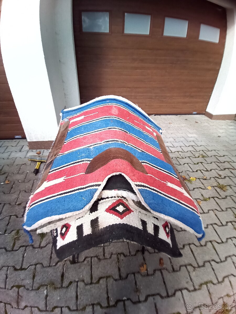 Koňská sedla a deky