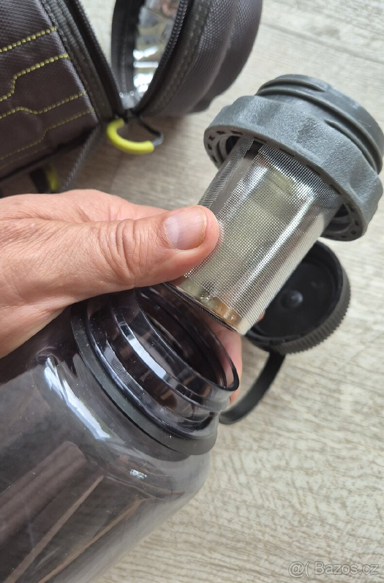 Lahev Nalgene 32oz s termoobalem a sítkem.