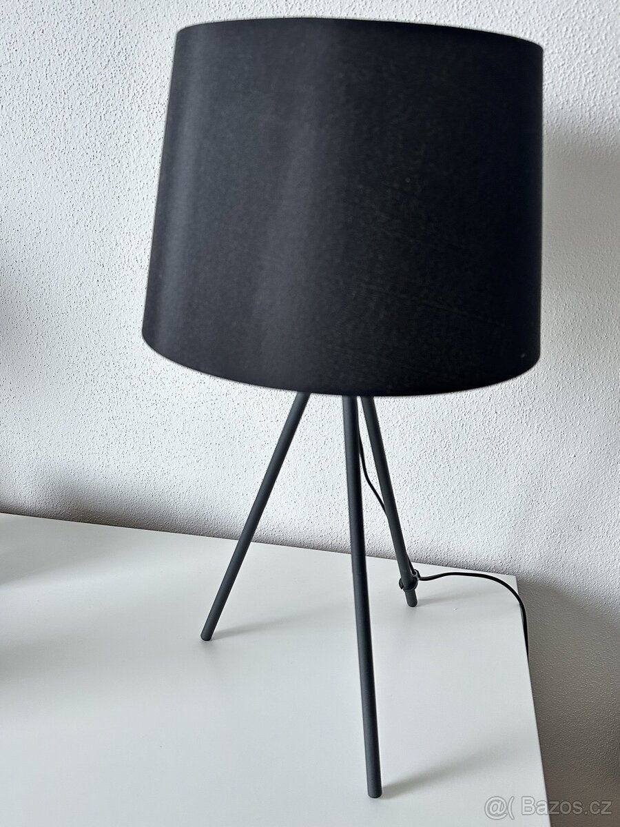 černá stolní lampa s textilním svítidlem
