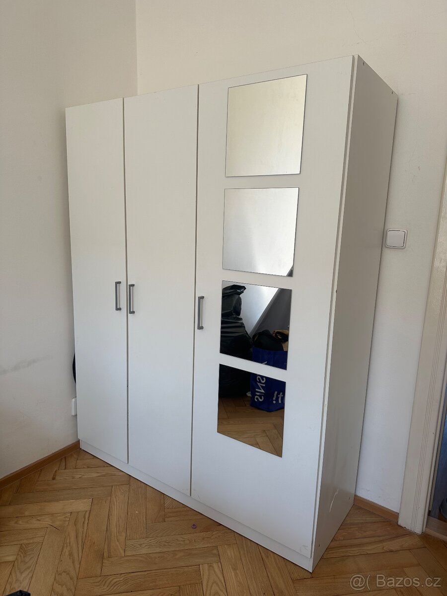 Bílá šatní skříň se zrcadly