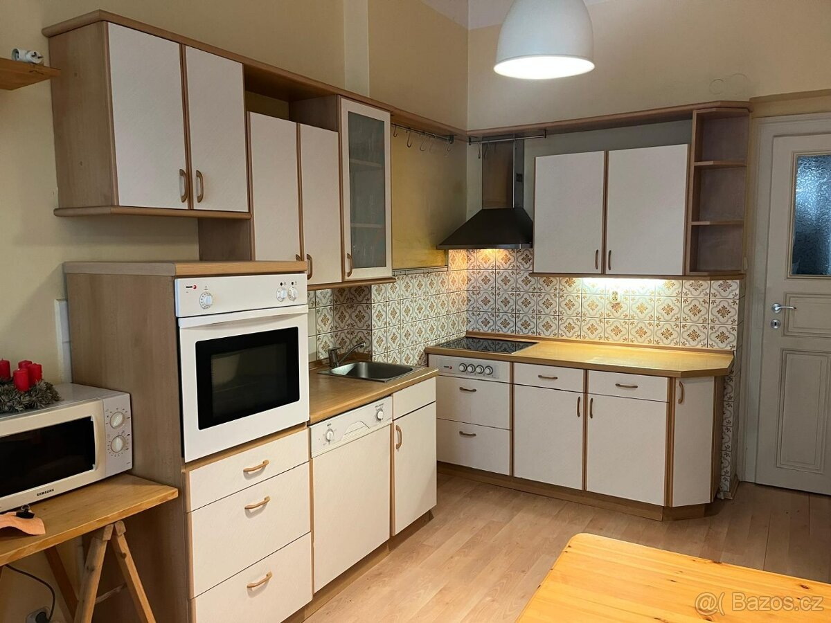 Světlá kuchyňská linka včetně spotřebičů