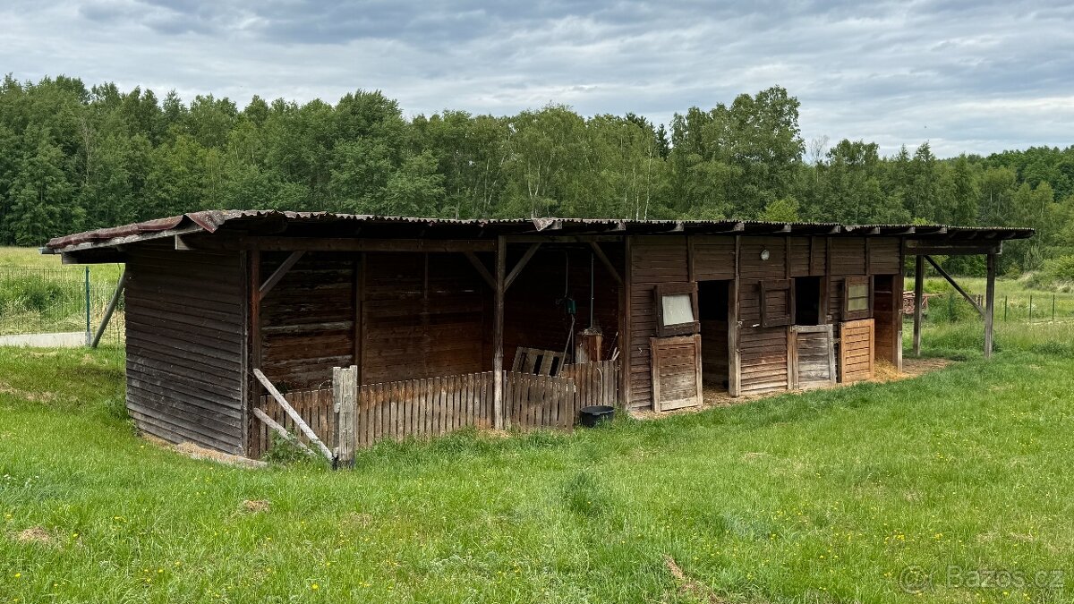 Stáj pro koně s boxy a seníkem