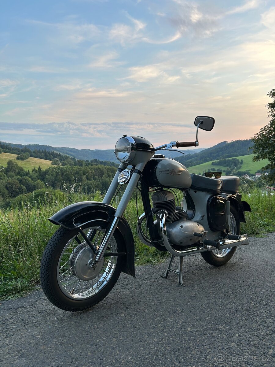 Jawa 250/353 Ambasador s malou značkou a Tp