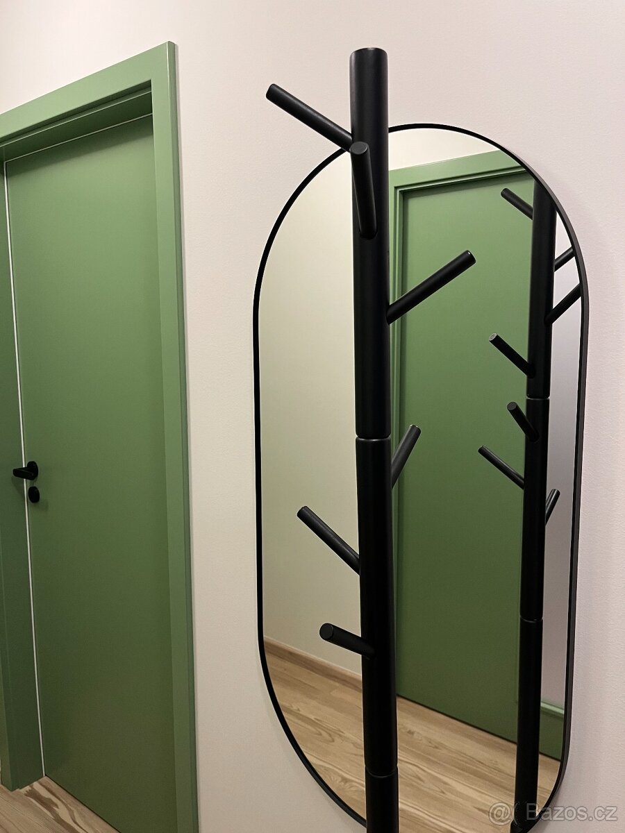 Černý designový stojanový věšák