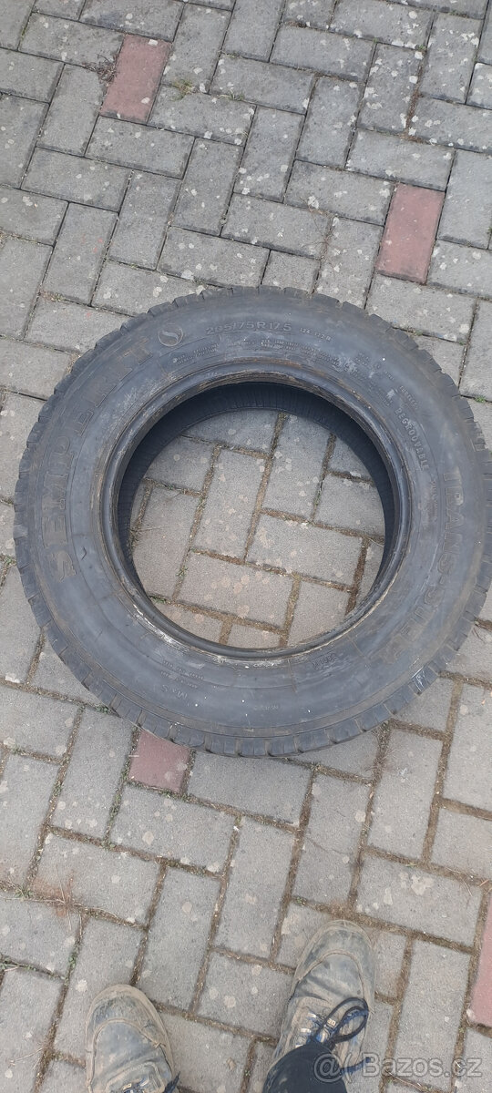 pneu 205 75 R17,5