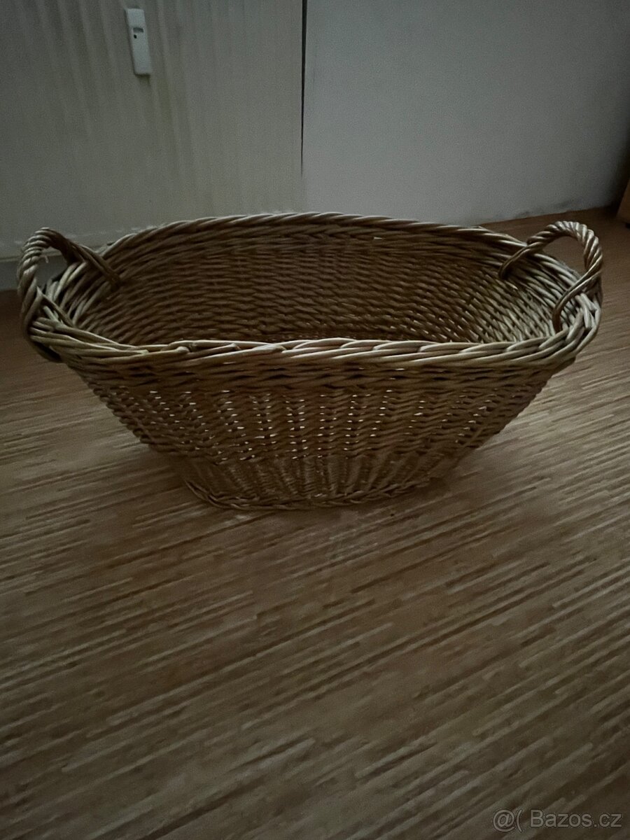 Proutěný koš