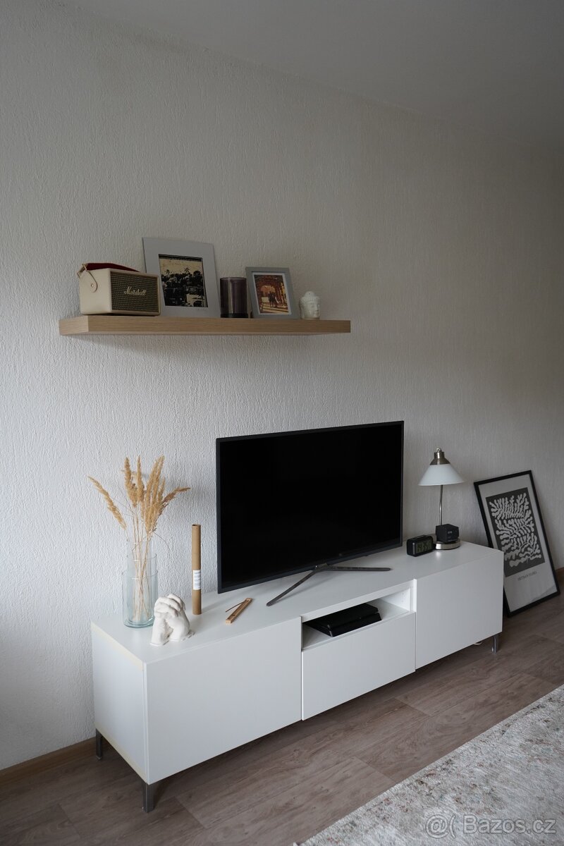 Stolek pod TV