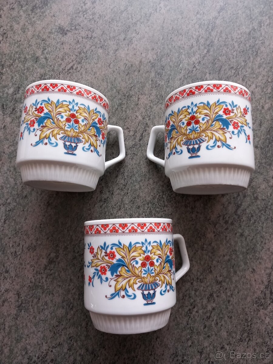 retro hrnky s ornamentem