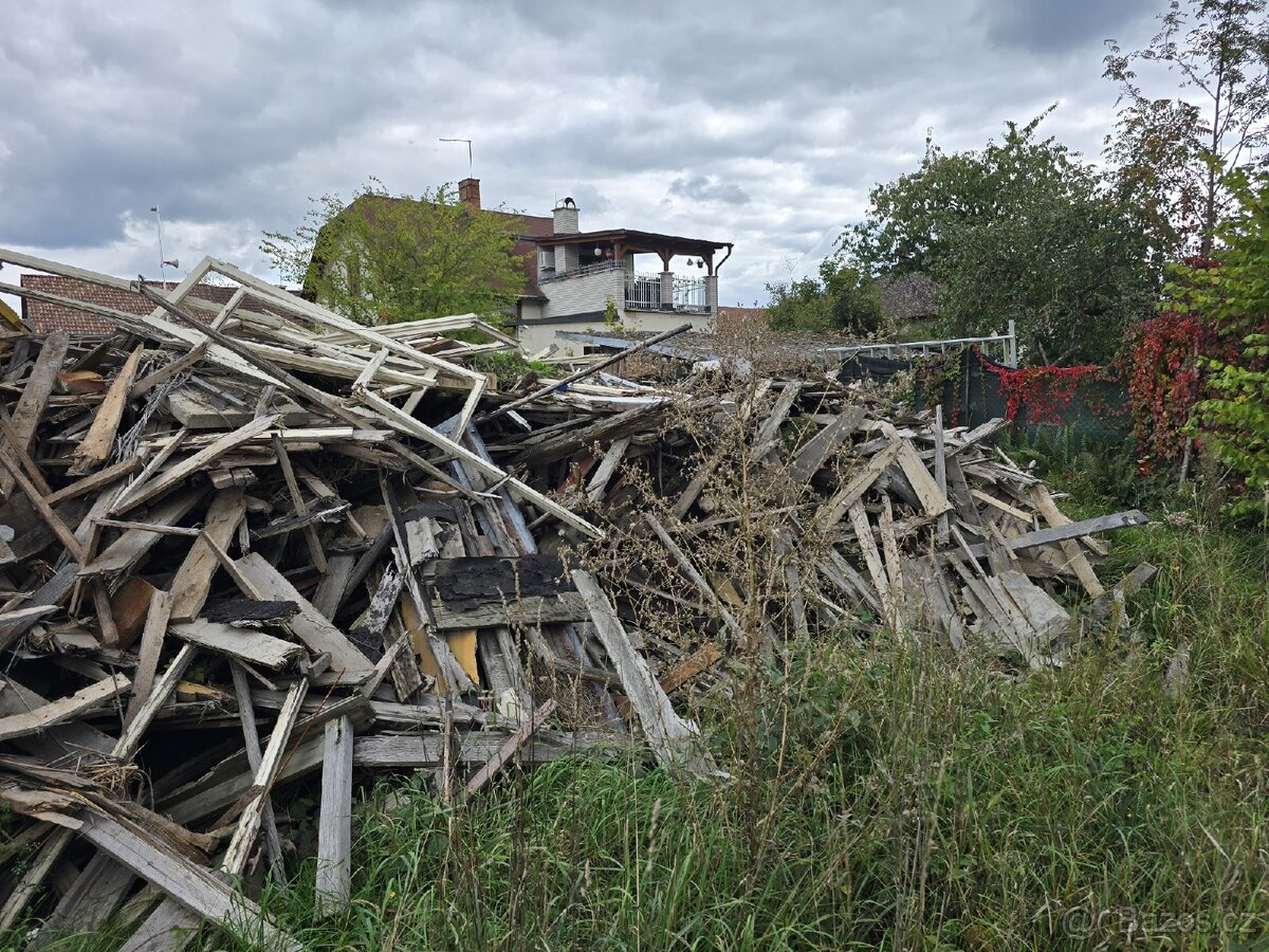 Stavební dřevo po demolici za odvoz