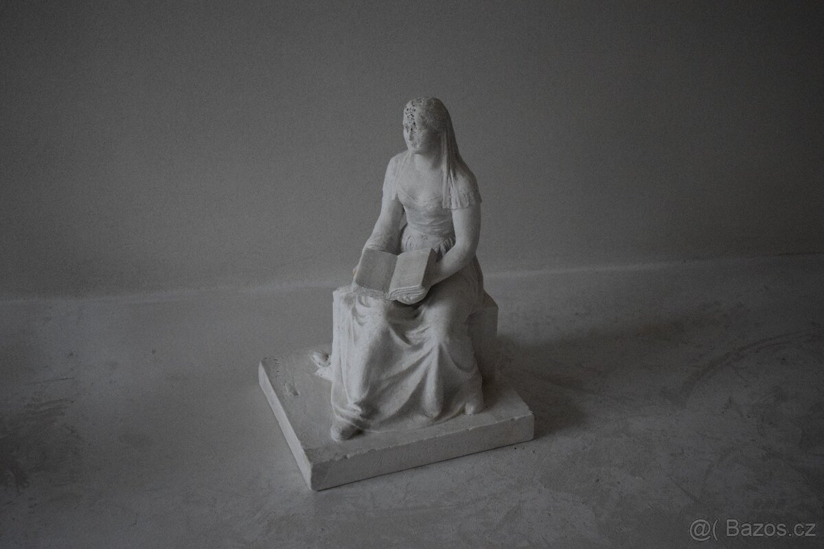 sadrová dáma s knihou