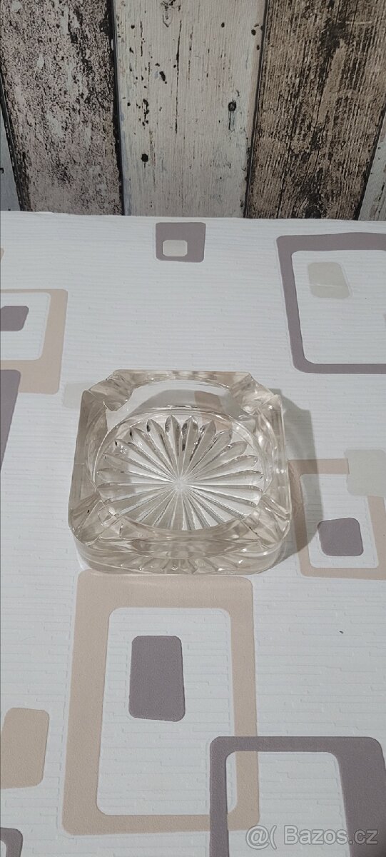 Krásný popelník z českého skla