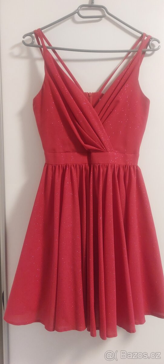 Šaty na ples nebo do tanečních vel.34