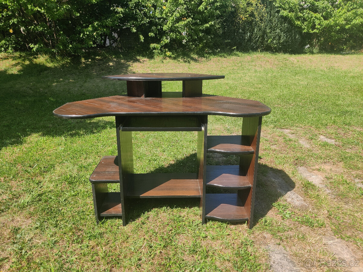 Rohový stůl na počítač