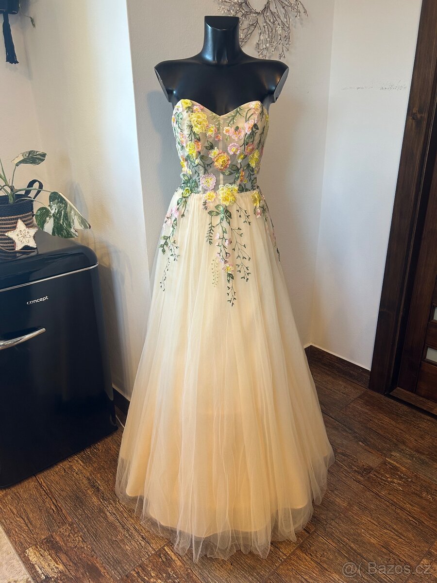 Originální svatební šaty