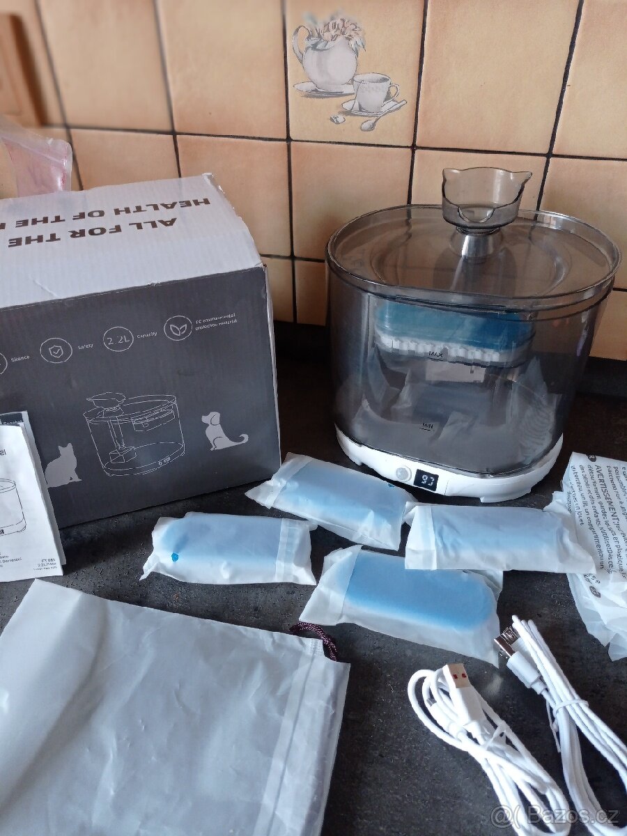 Automatické pítko s náhradními filtry (pro kočky/psy)