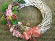 věnec s umělými květinami