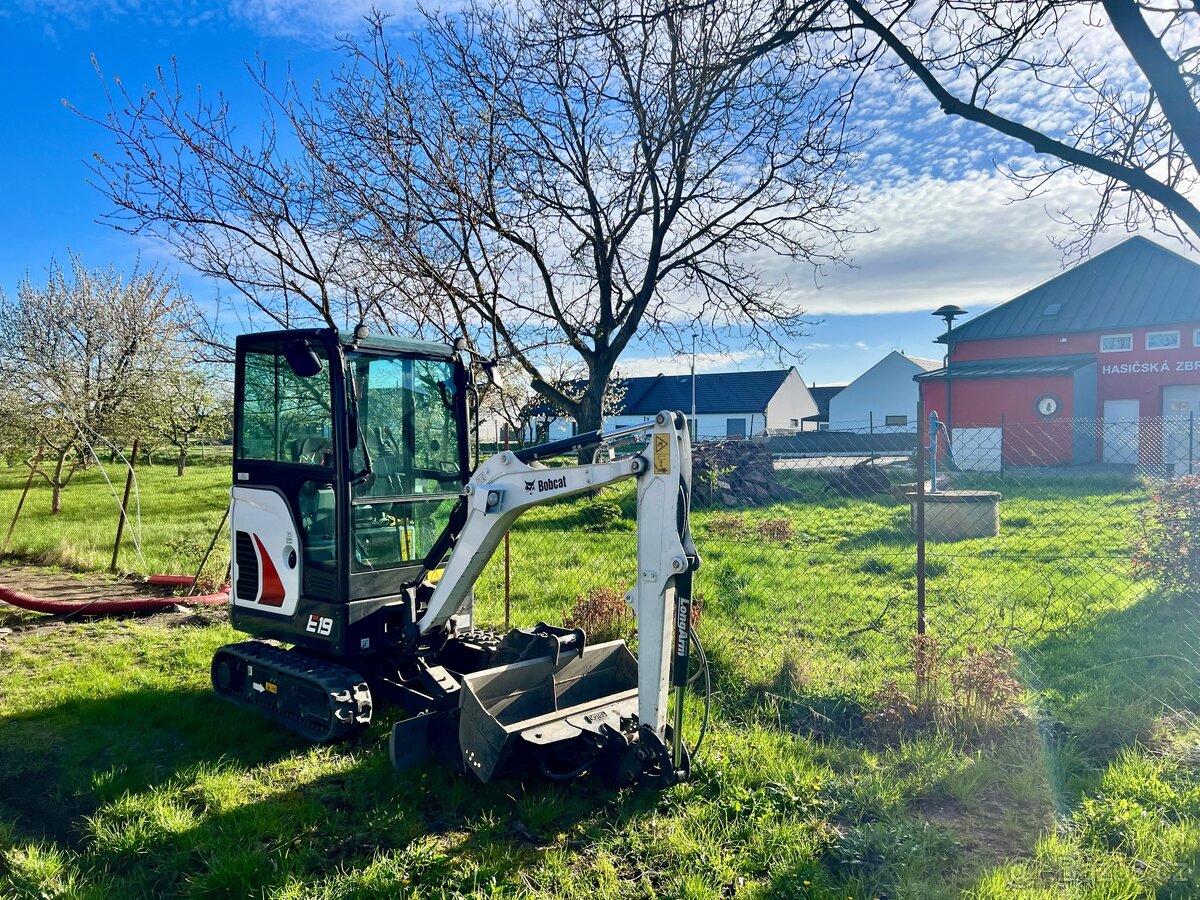 Zemní práce minibagrem Bobcat E19