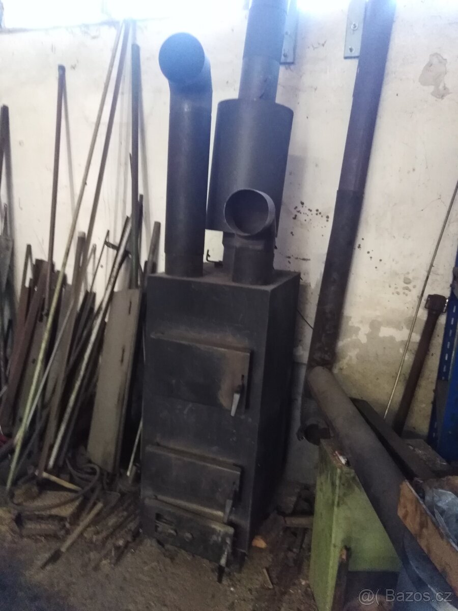 Horkovzdušná kamna na dřevo s ventilátorem.
